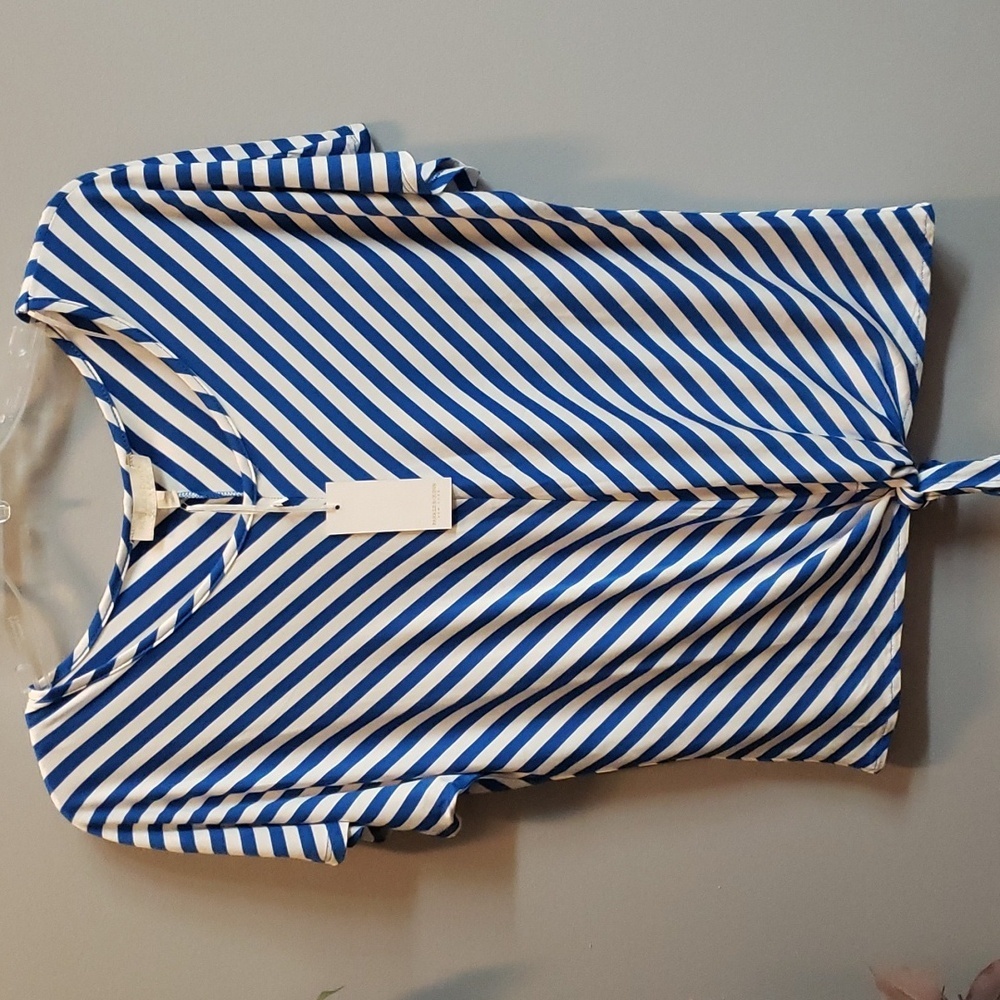 Parker & Quinn NWT short sleeve blue/ivory striped top with knotted hem